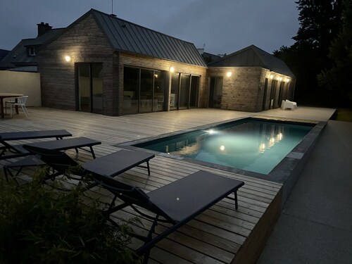 New wooden house, swimming pool, 5 minutes' walk from the beach.