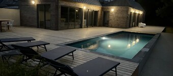 New wooden house, swimming pool, 5 minutes' walk from the beach.