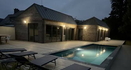 New wooden house, swimming pool, 5 minutes' walk from the beach.
