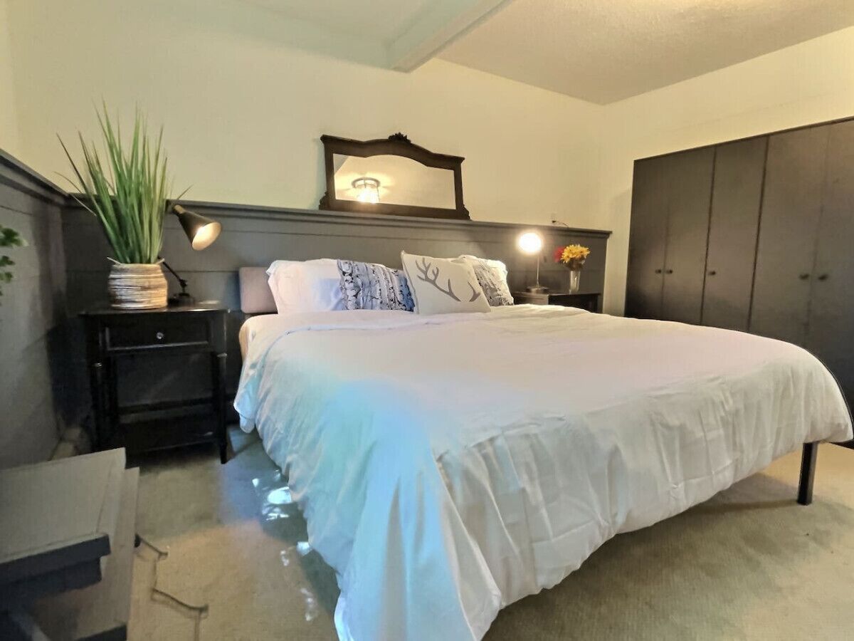 3 sovrum, skrivbord, strykjärn/strykbräda och resesäng