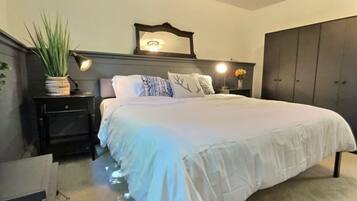 3 sovrum, skrivbord, strykjärn/strykbräda och resesäng