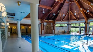 Een binnenzwembad en een verwarmd zwembad