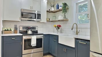 Een koelkast, een microgolfoven, een oven, een kookplaat