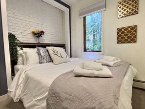 6 bedrooms, desk, iron/ironing board, travel cot - BearAll - Both Units of Duplex on Killington Road. (Killington)