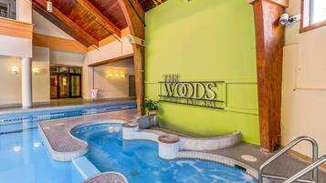 Een binnenzwembad en een verwarmd zwembad