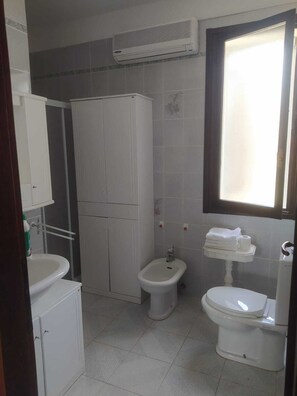 Shower, hair dryer, bidet, towels - Olea House located in the countryside and close to everything you want. (Sardegna)