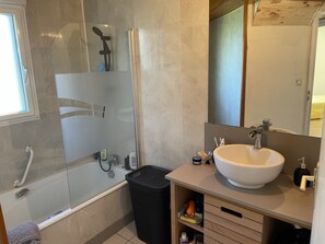 Baignoire, séchoir à cheveux, savon, papier de toilette