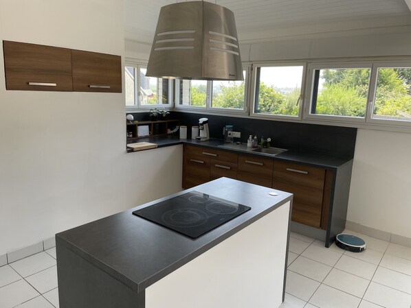 Geladeira, micro-ondas, fogão, cooktop