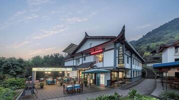A traditional building with a restaurant and outdoor seating area.