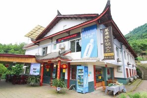 A traditional building with a sloped roof and a signboard. - Mingxiuya Leisure Villa (Emeishan City)