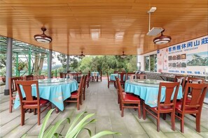 Outdoor dining - Mingxiuya Leisure Villa (Emeishan City)