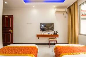 A hotel room with two beds, a desk, a television, and an air conditioning unit. - Mingxiuya Leisure Villa (Emeishan City)