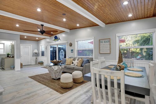*Personal Private Resort* W/ Kayaks, Bikes, Pool, Hot Tub, Volleyball & Tiki Bar