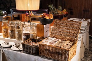Tägliches Frühstücksbuffet gegen Gebühr