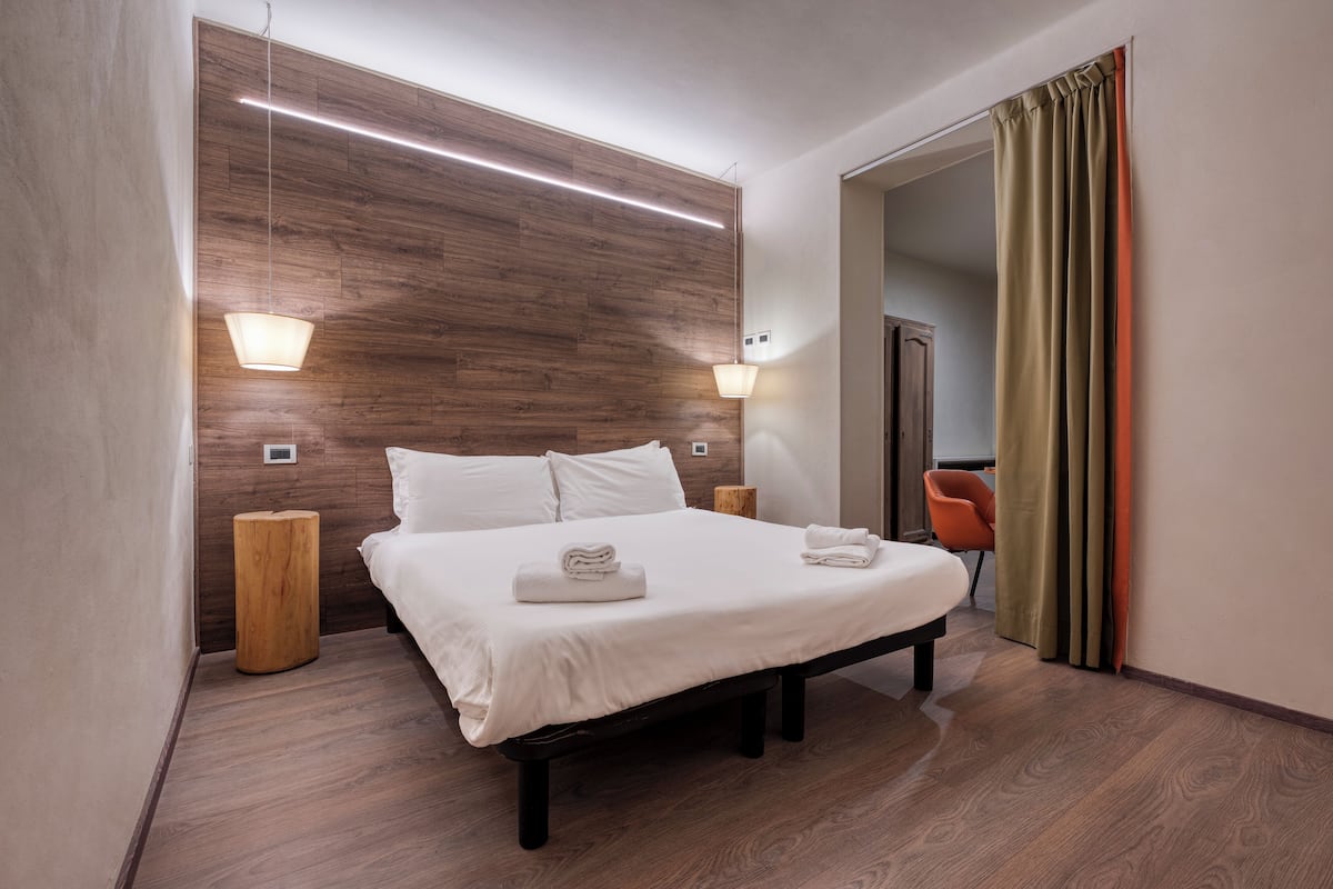 Firemannsrom – superior, balkong | Safe på rommet, wi-fi (inkludert) og sengetøy