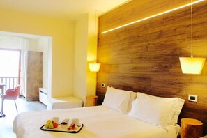 Habitación triple superior, vistas al jardín | Caja fuerte, wifi gratis, ropa de cama