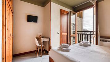 Doppia Standard, balcone | Una cassaforte in camera, Wi-Fi gratuito, lenzuola