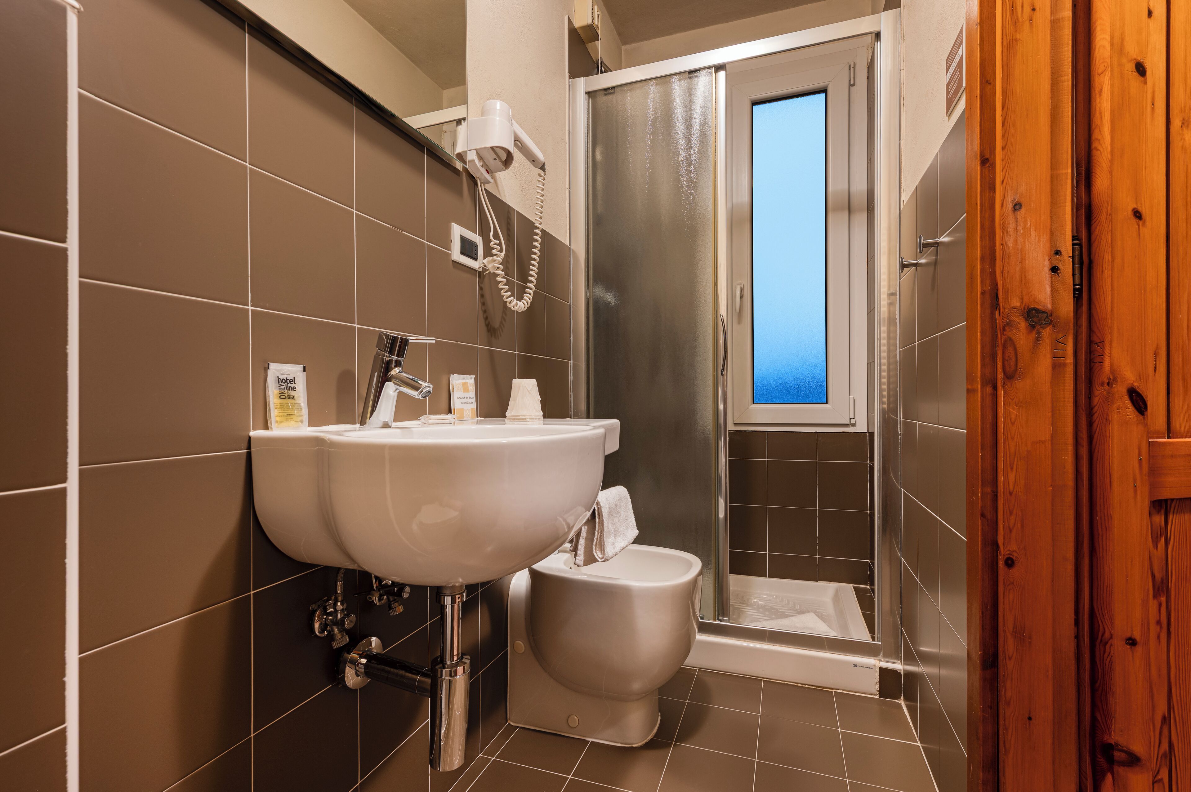 Un baño con lavamanos, inodoro y ducha.