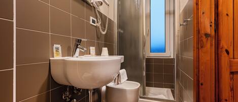 Ein Badezimmer mit Waschbecken, Toilette und Dusche.
