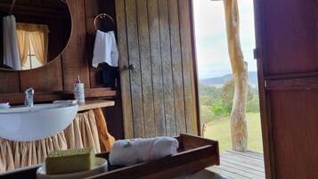 Combined shower/bathtub, towels, shampoo, toilet paper