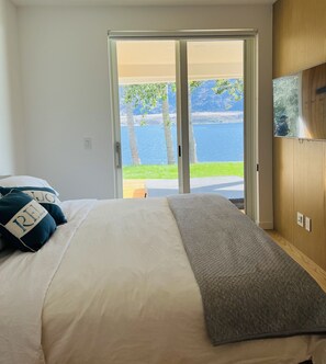 4 bedrooms, free WiFi, bed sheets - THE ULTIMATE LUXURIOUS LAKE FRONT HOME (permitted for short-term rentals) (Osoyoos)