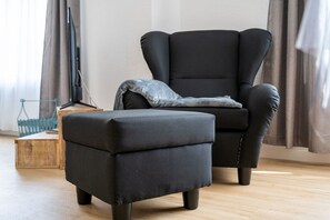 Televisio, DVD-soitin, kirjoja, stereot