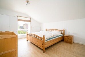 2 bedrooms, iron/ironing board, travel cot, free WiFi - Idyllic, high-quality vacation home with plenty of space for families and pure tranquillity! (Mirow)