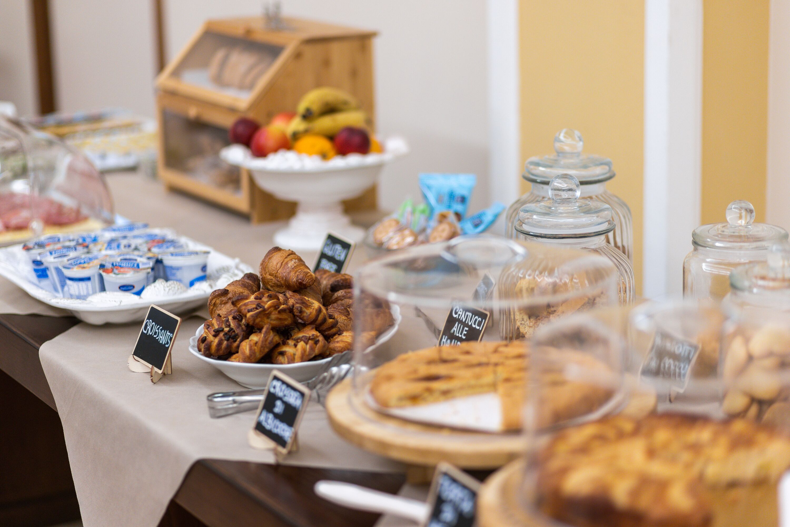 Un buffet proposant une variété de plats, notamment des pâtisseries, des fruits et des desserts.