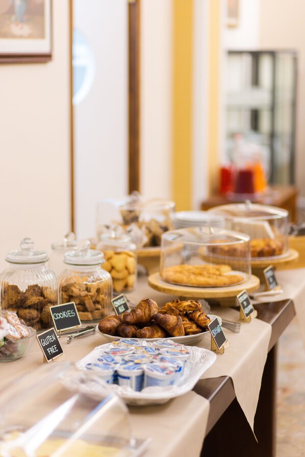 Buffet déjeuner gratuit tous les jours