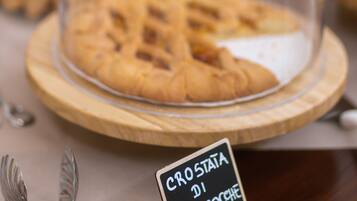 A dessert display with a sign reading "Crosta di Albicocche".