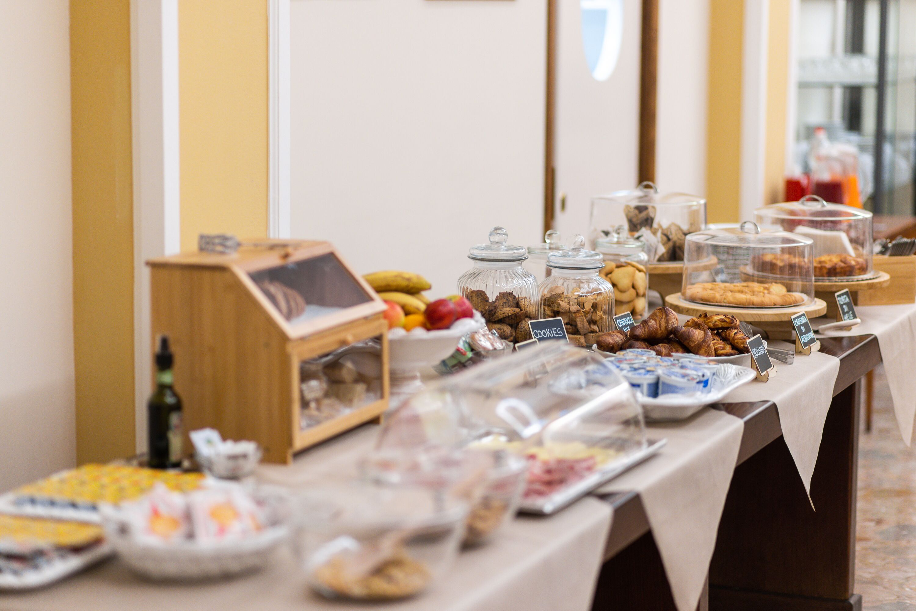 Ein Buffet mit verschiedenen Speisen, darunter Kekse, Gebäck und Obst.