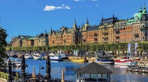 Un canal con barcos y edificios históricos a lo largo del agua.