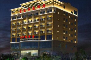 A multi-story hotel with a prominent entrance and a series of balconies. - Ledong Fuhua Haoting Hotel (Huangliu Branch) (Ledong)