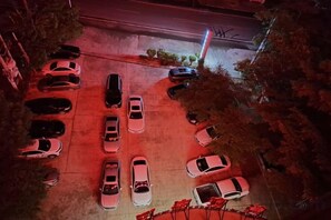 A parking lot with multiple cars parked in an orderly fashion. - Ledong Fuhua Haoting Hotel (Huangliu Branch) (Ledong)