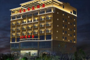 A multi-story hotel with a prominent entrance and a series of balconies. - Ledong Fuhua Haoting Hotel (Huangliu Branch) (Ledong)