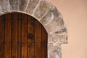 Una puerta de madera con un arco de piedra.