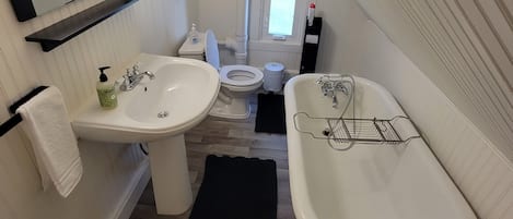 Badewanne, Handtücher, Seife, Toilettenpapier
