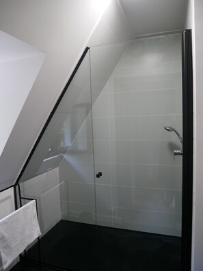 Baignoire, serviettes fournies, savon, papier de toilette