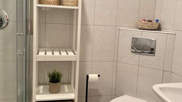 Douche, sĂšche-cheveux, serviettes fournies, savon