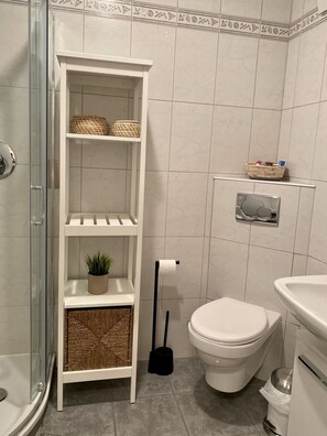 Douche, sèche-cheveux, serviettes fournies, savon