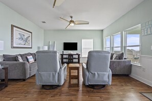 Smart TV, lettore DVD, libri, videoteca