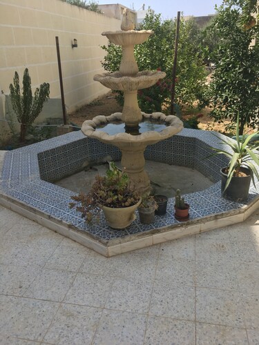 Cosy, warm house, with patio, ideally placed