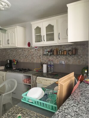 Réfrigérateur, plaque de cuisson, cafetière/bouilloire