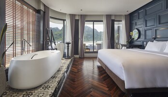 Executive Cabin | Bathroom | Free toiletries, hair dryer, bathrobes, slippers