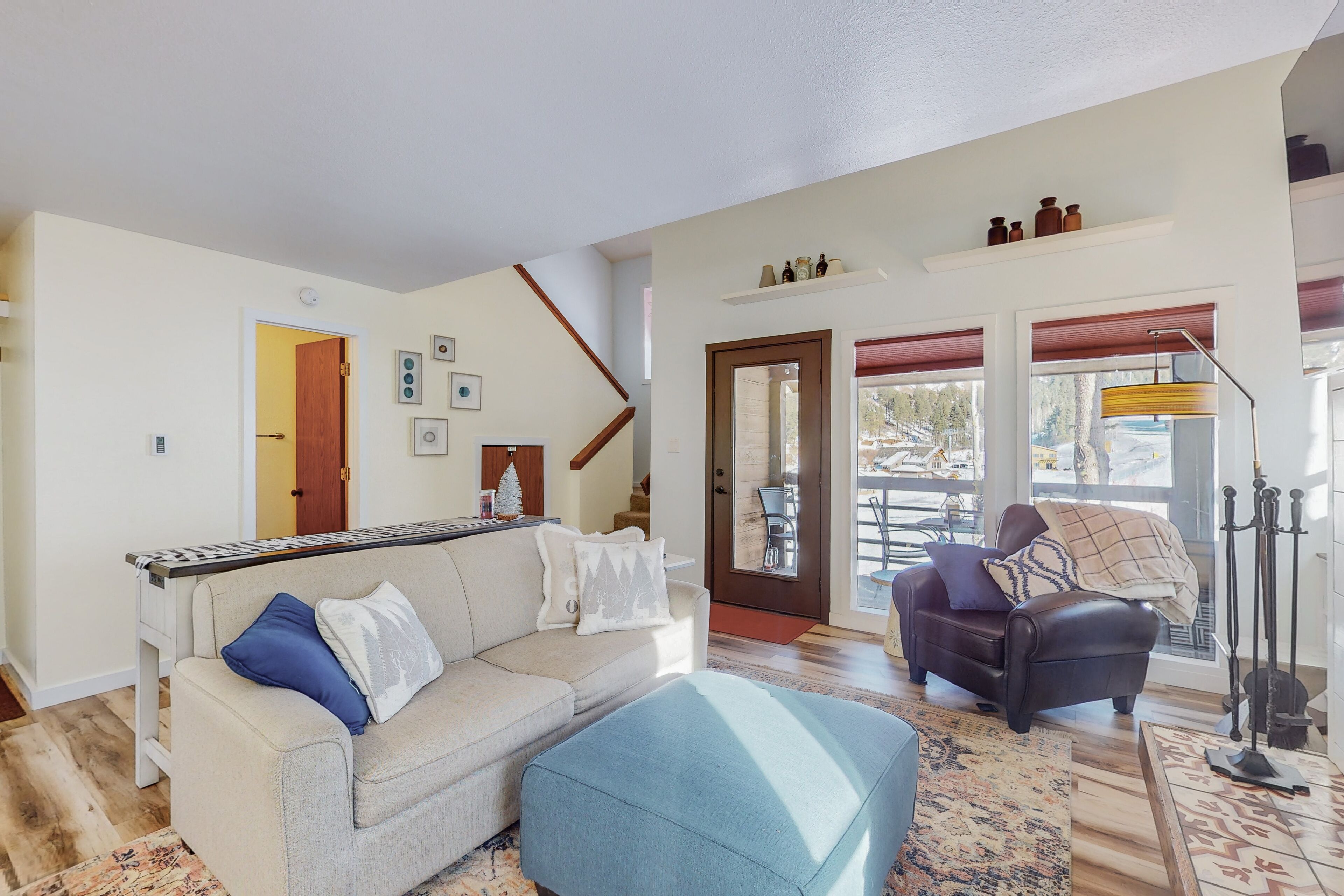 Smart TV, lareira, livros