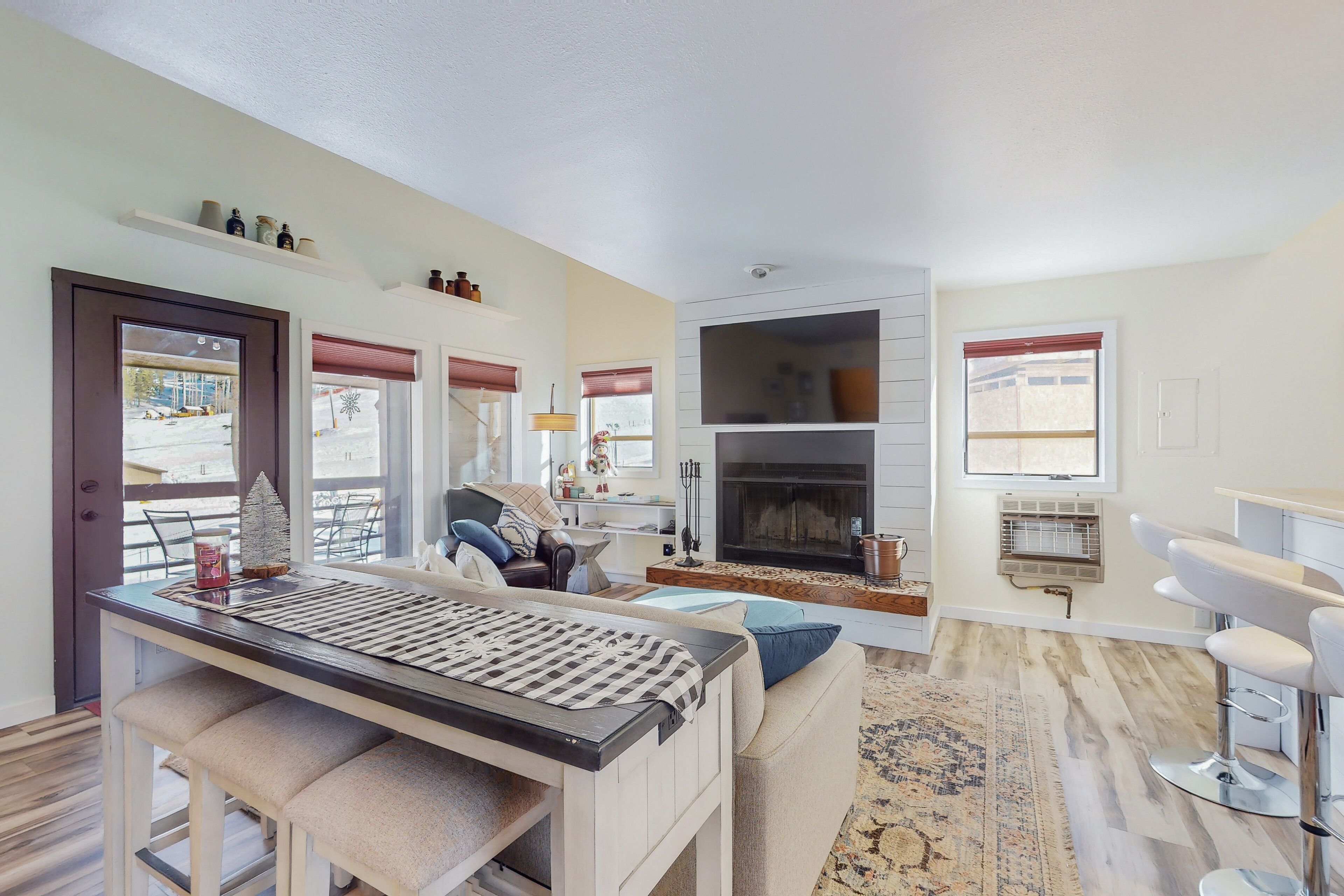 Smart-TV, Kamin, Bücher