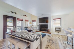 Smart TV, fireplace, books - Best Ski in Ski out Location in Angel Fire! (Angel Fire)