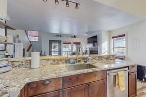 Fridge, microwave, oven, stovetop - Best Ski in Ski out Location in Angel Fire! (Angel Fire)