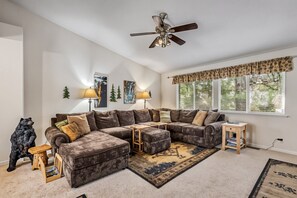 TV, fireplace, DVD player, ping pong - Star of the Mountain - The Star of Your Vacation by Yosemite Region Resorts (Groveland)