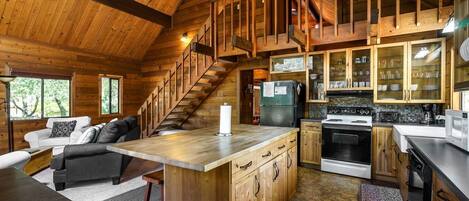 Een koelkast, een magnetron, een oven, een vaatwasser